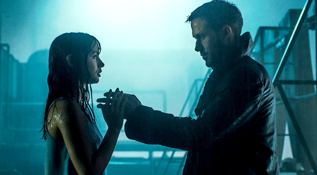 Kadr z filmu Blade Runner 2049, sztuczna inteligencja jako partnerka